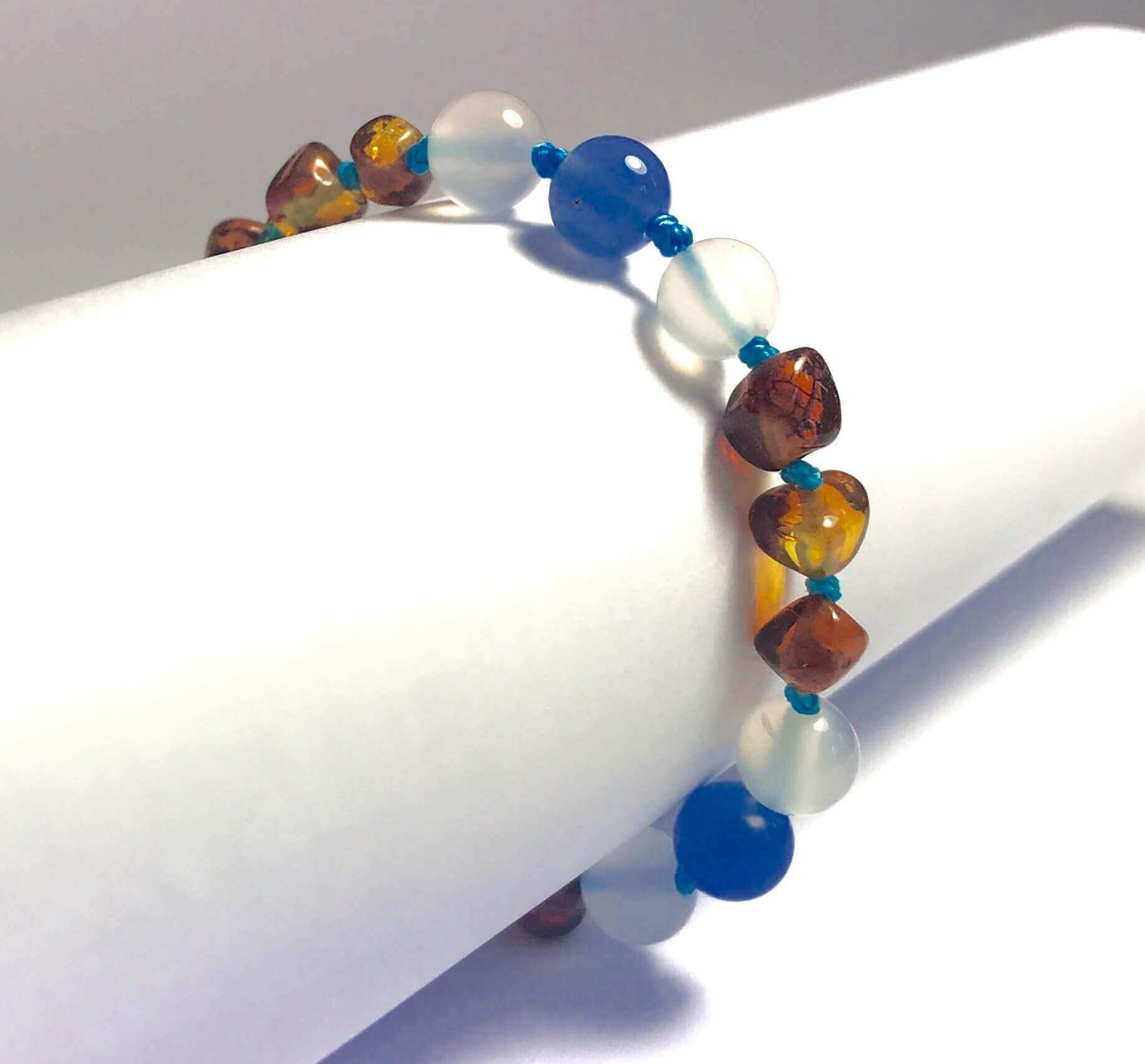 Bracelet Pour Bebe En Ambre Caramel Et Agate Bleue Et Blanche