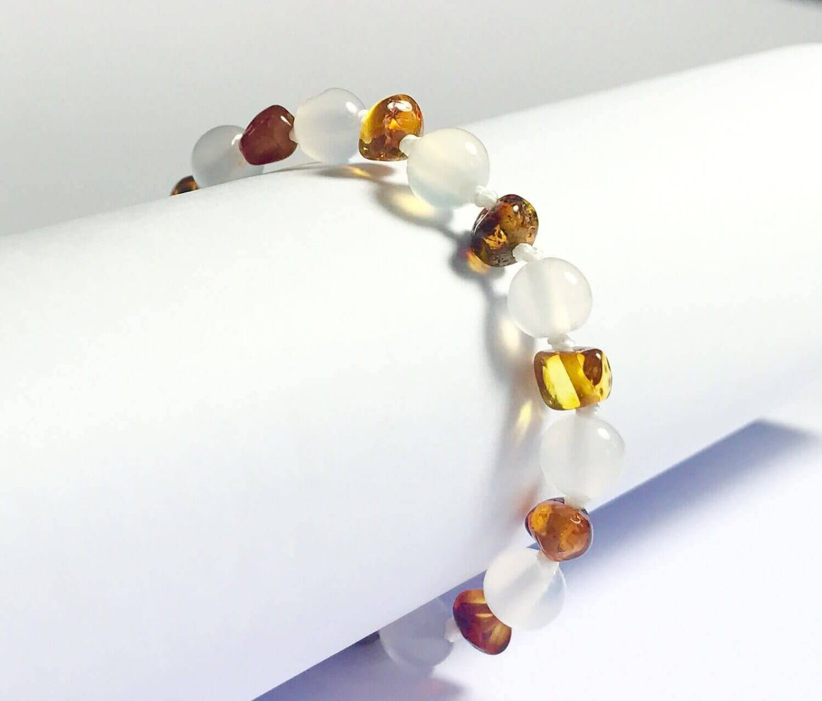 Bracelet bébé en Ambre et Agate Blanche
